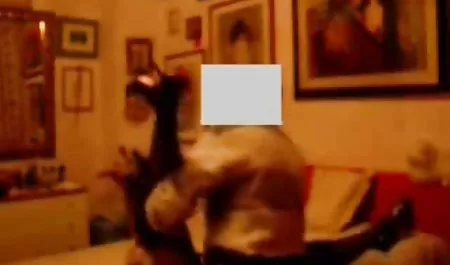 بدنسازی که برهنه در خانه انجام می دهد بهترین سایت برای دانلود فیلم سکسی