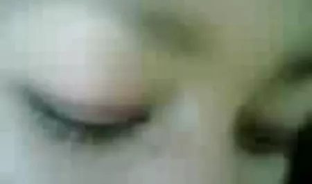 دختری با جوانان کوچک به آرامی دانلود بهترین فیلم های سینمایی سکسی در آشپزخانه خیره می شود
