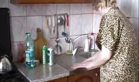 زیبایی را کنار استخر بهترین سایتهای سکسی سرخ کرده و صورت خود را با اسپرم آب می کند
